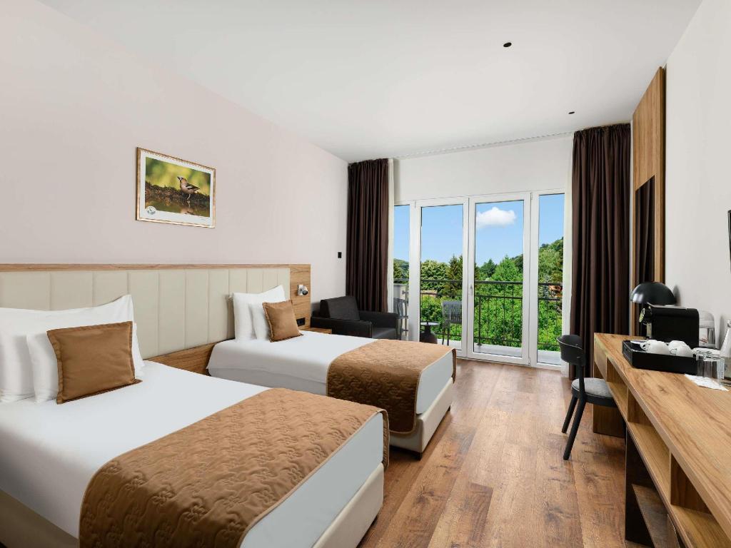 Superior, 2 Beds, Pool View, Balcony