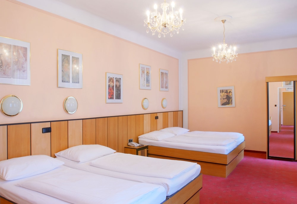 ROOM, QUADRUPLE