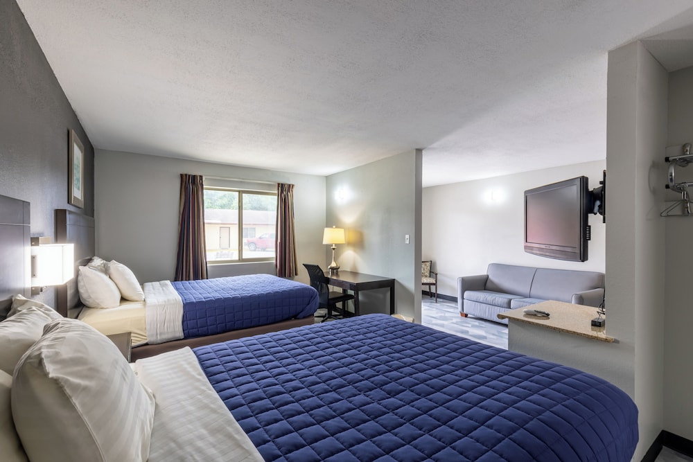 Freer Executive Inn and Studios by OYO 17/44