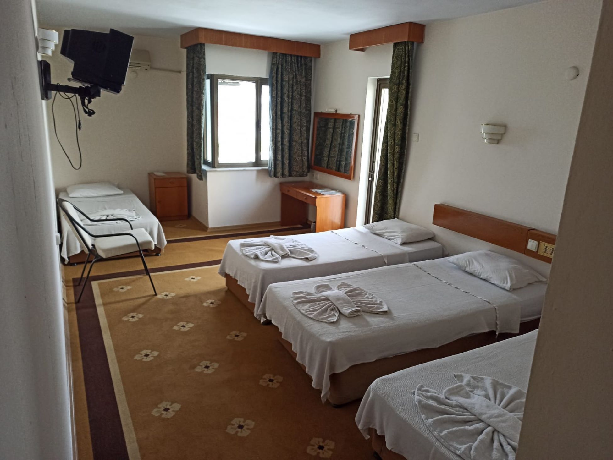 Dias Hotel 12/27