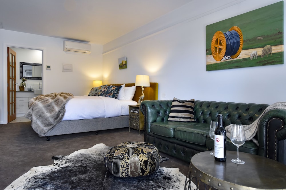 Farmers Arms Art Motel 14/44