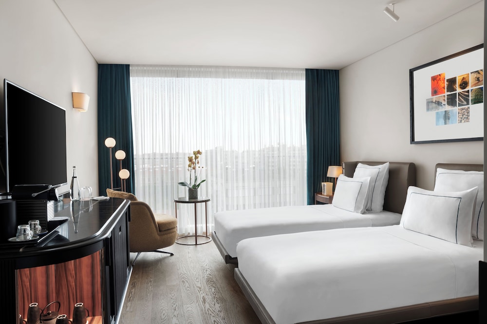 DELUXE, TWIN BEDS, PARTIAL SEA VIEW