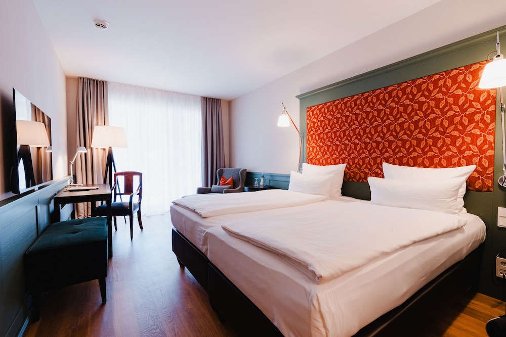 DELUXE, KING BED