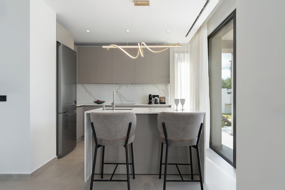 Kymothoe Elite Suites 86/97