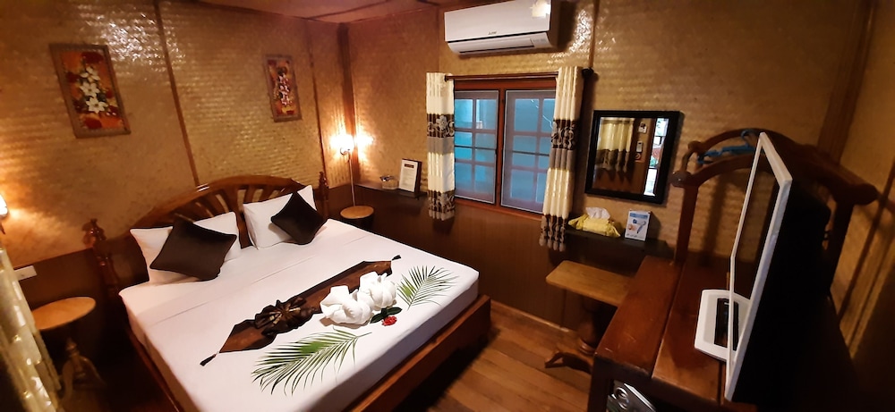SUPERIOR, KING BED, POOL VIEW