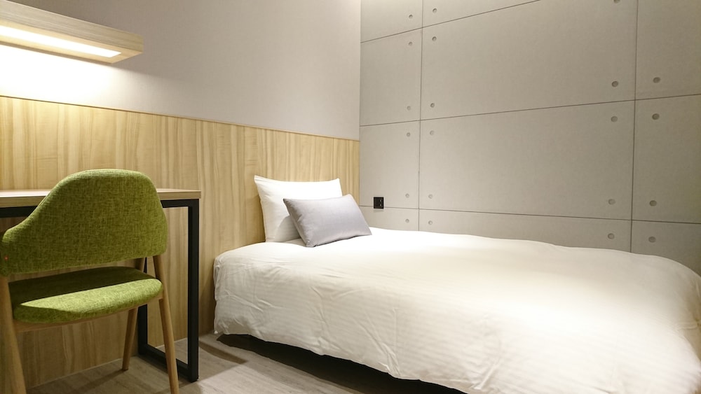 STANDARD, SINGLE, SHARED BATHROOM