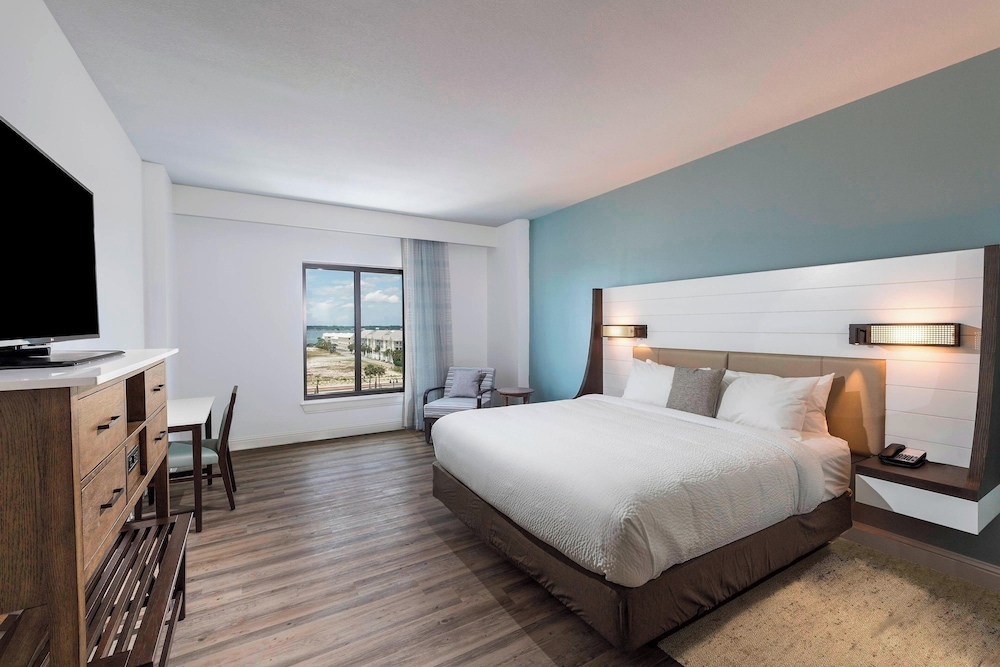 Suite, King Bed, Bay View, Sofa