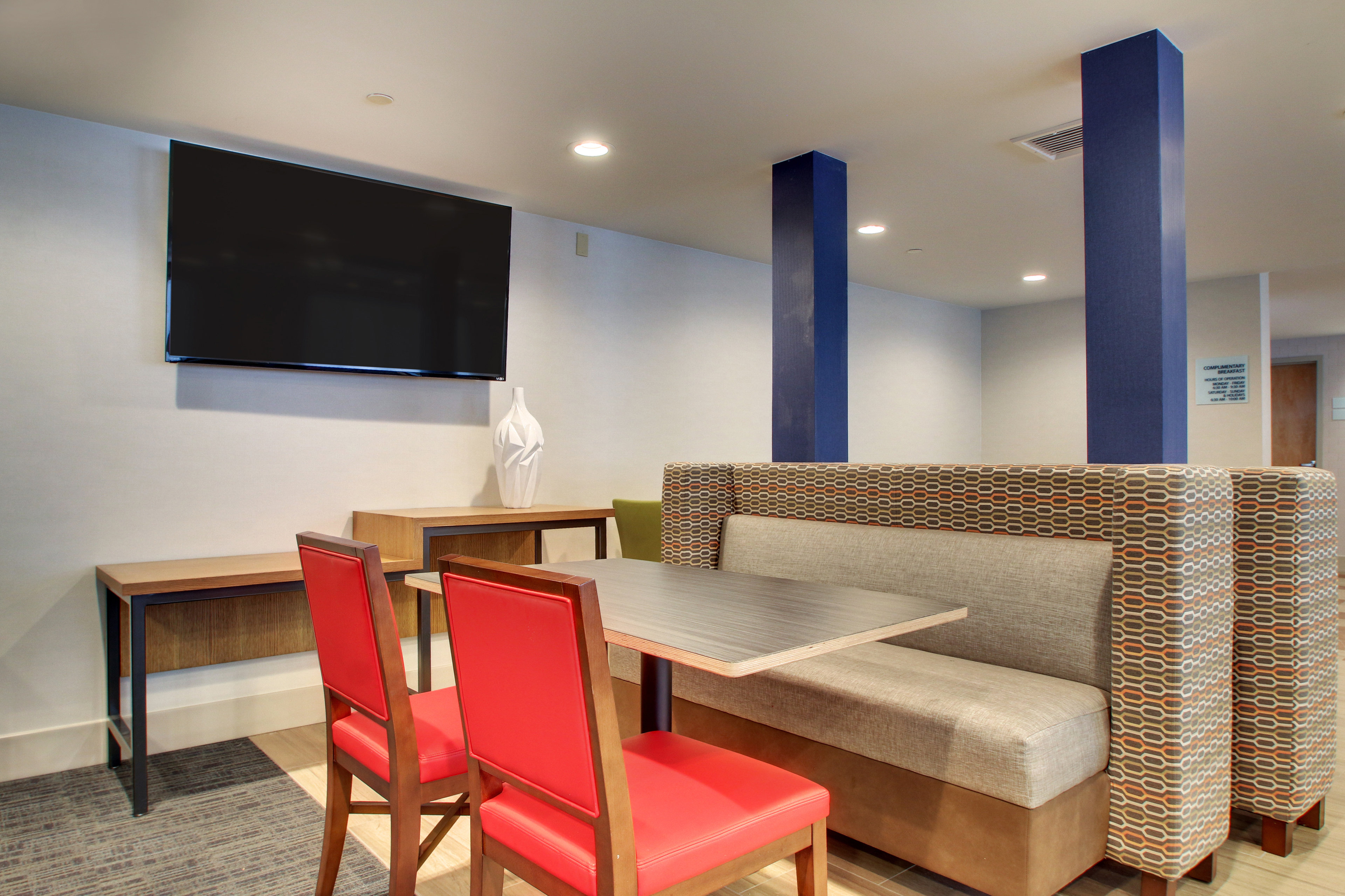 Holiday Inn Express & Suites Lincoln East - White Mountains 34/47