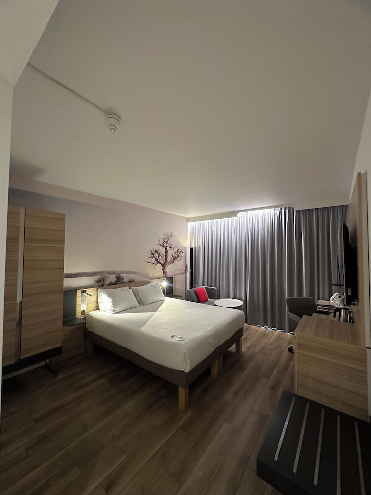 Superior, Queen Bed, Accessible