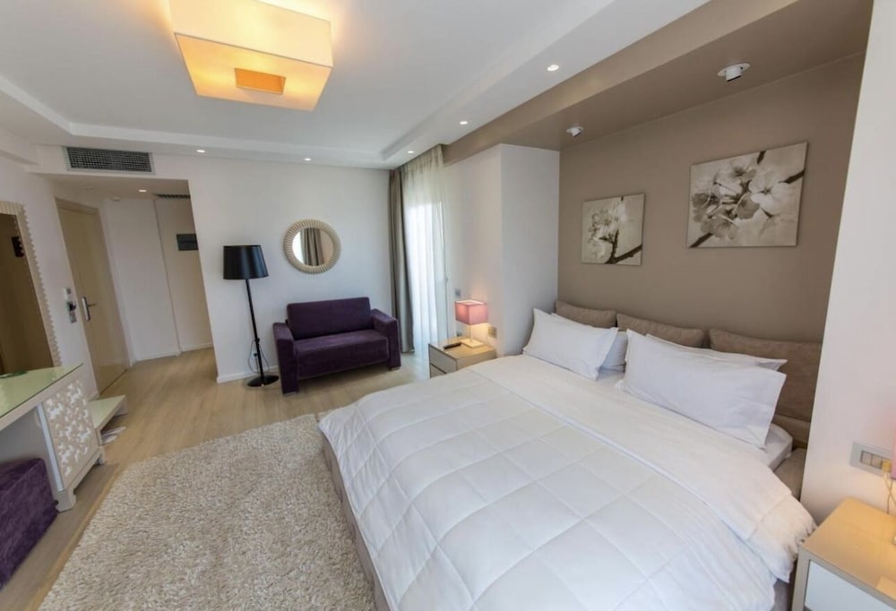 Demi Hotel 24/55