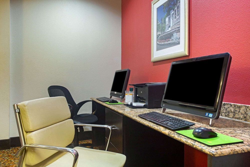 La Quinta Inn Suites Pearsall 51/56