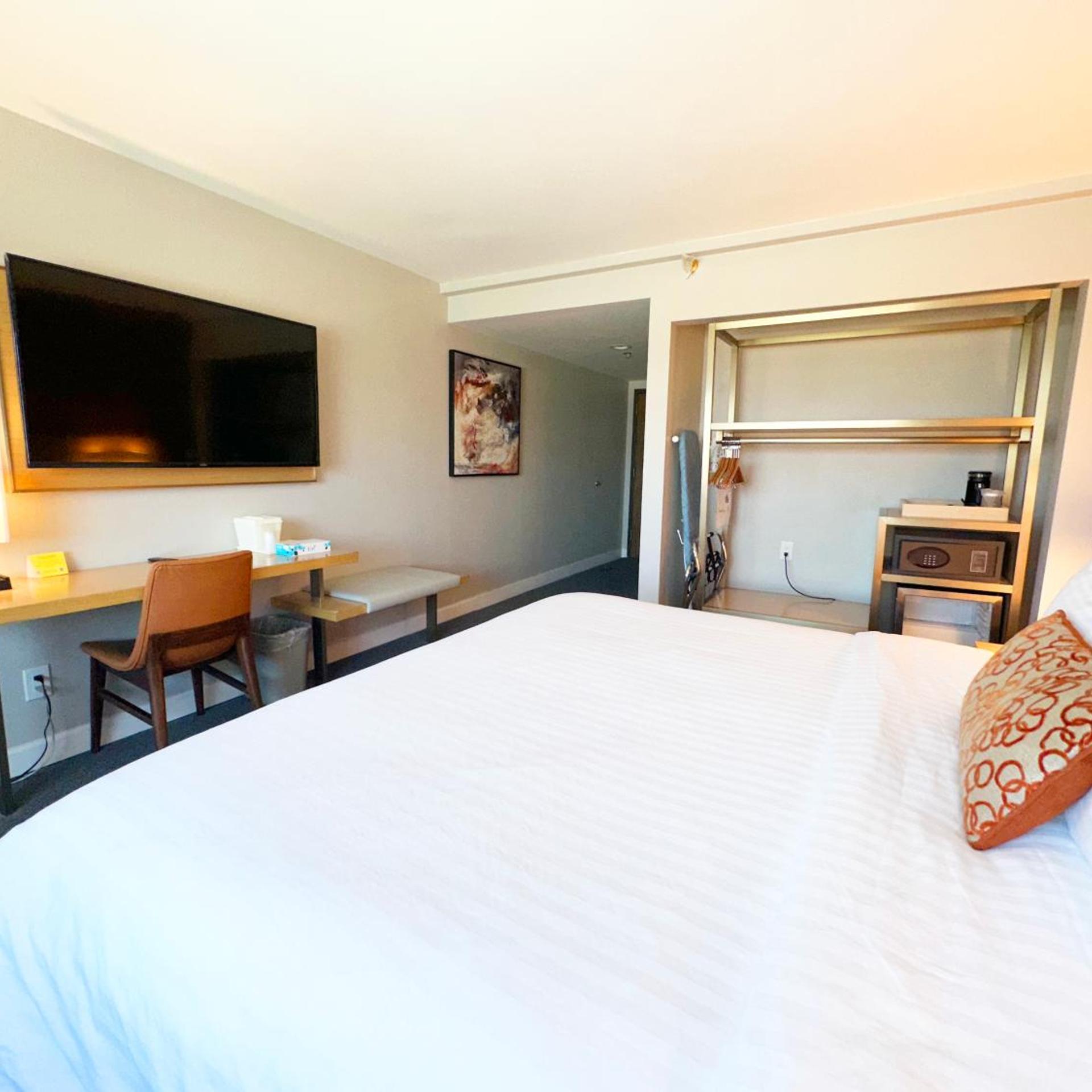 Room, King Bed, Accessible, Lincoln Hotel Monterey Park Los Angeles 7/10
