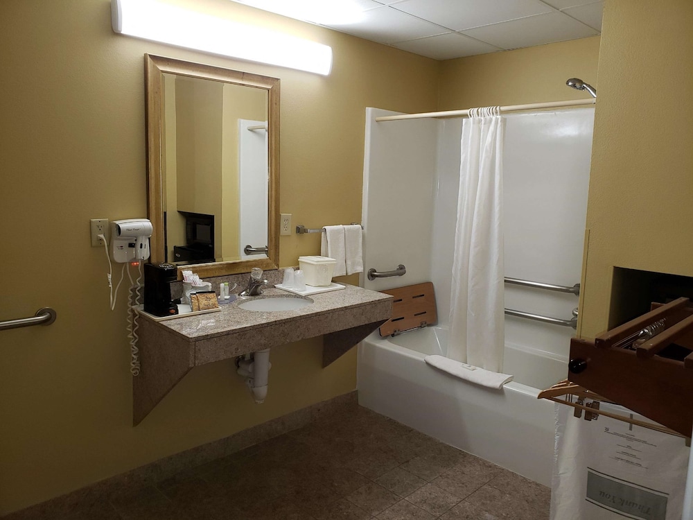 غرفة قياسية بسرير كينج لذوي الإعاقة، SureStay Plus Hotel by Best Western Warner Robins AFB 3/3