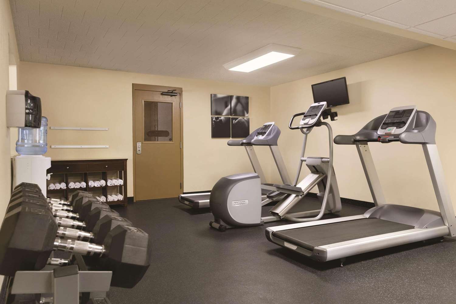 Country Inn and Suites by Radisson, Traverse City, MI 28/46