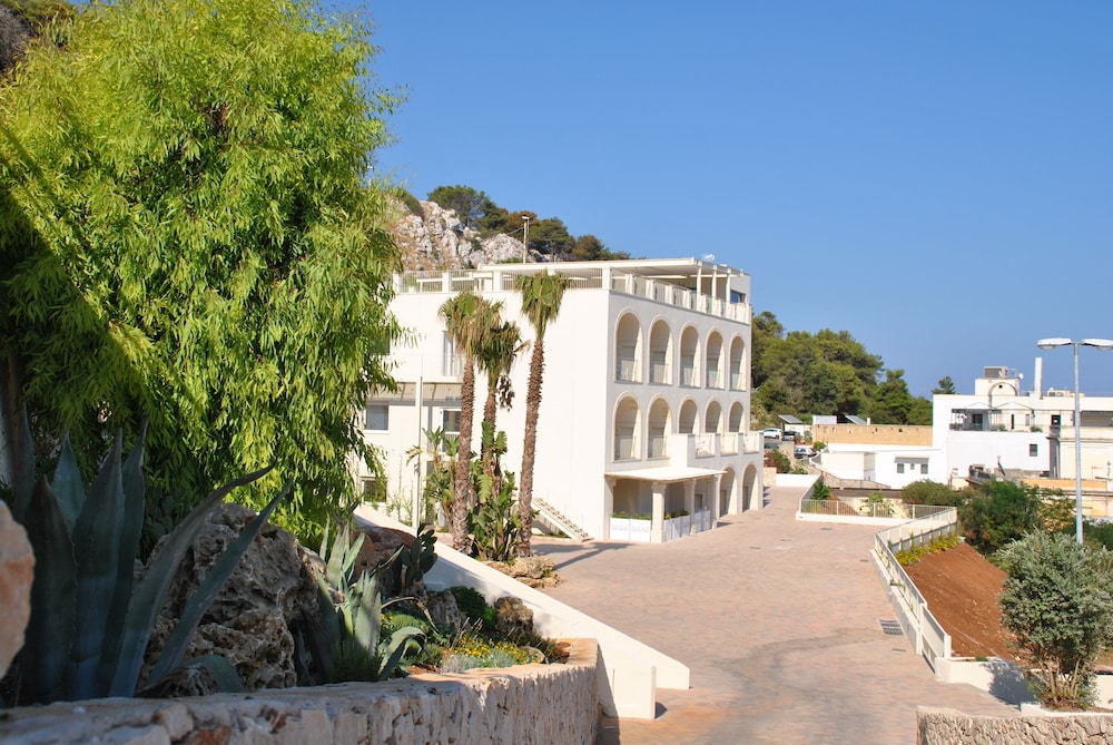 EST HOTEL 62/65