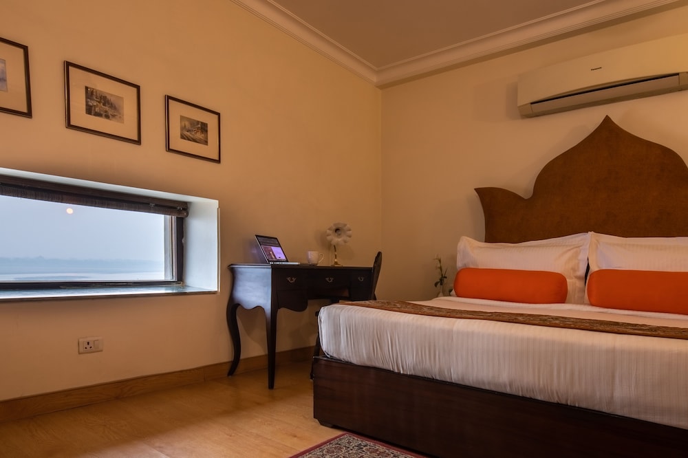 PRESIDENTIAL, SUITE, KING BED, RIVER VIEW, BATHTUB