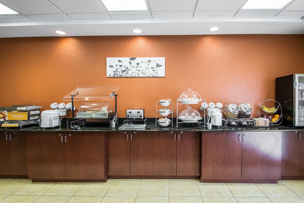 Sleep Inn & Suites Palatka North 25/34