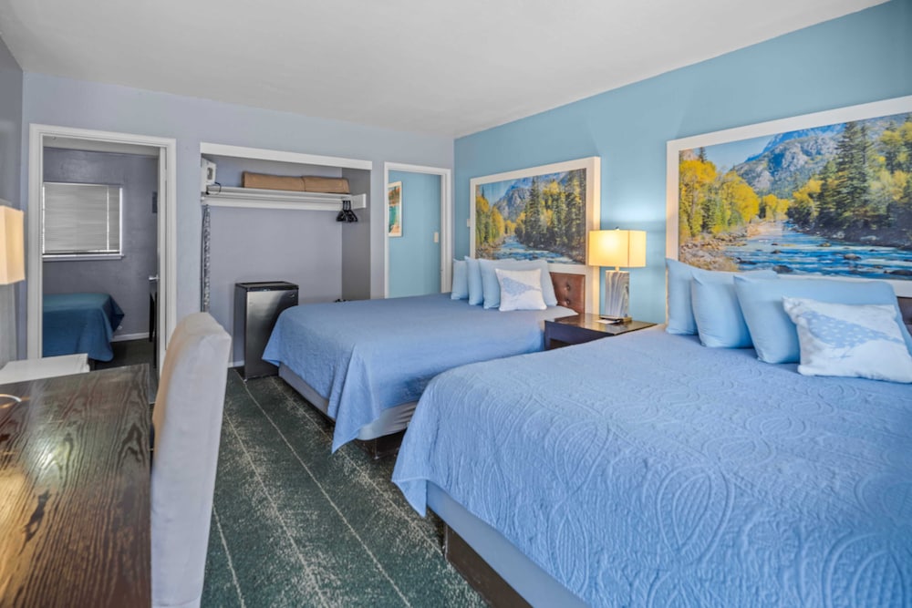 Bluebird Day Inn & Suites 26/68