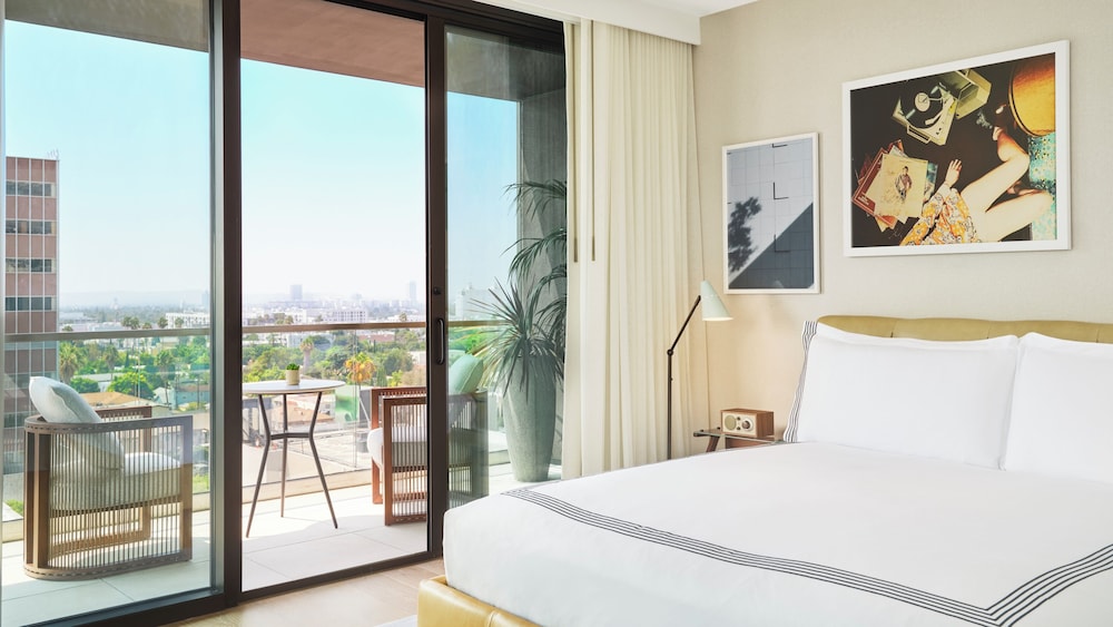 ROOM, KING BED, CITY VIEW, BALCONY