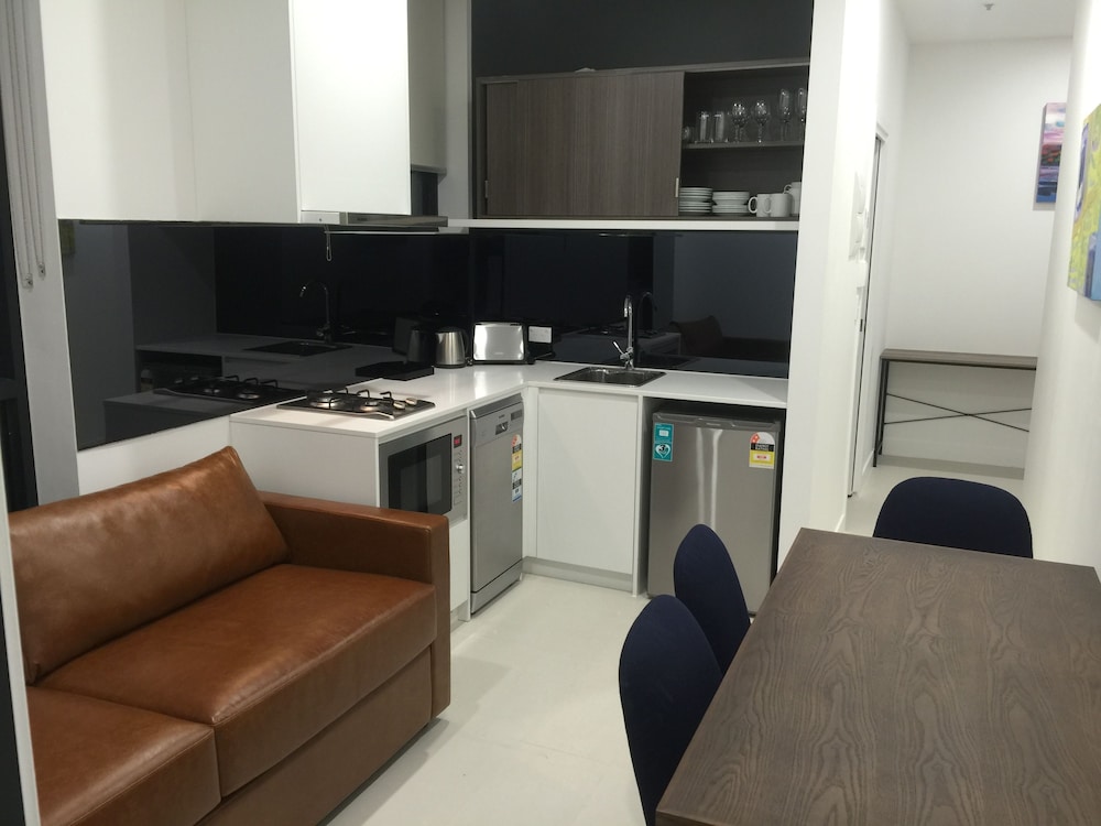 Whitehorse Apartment Hotel 41/47