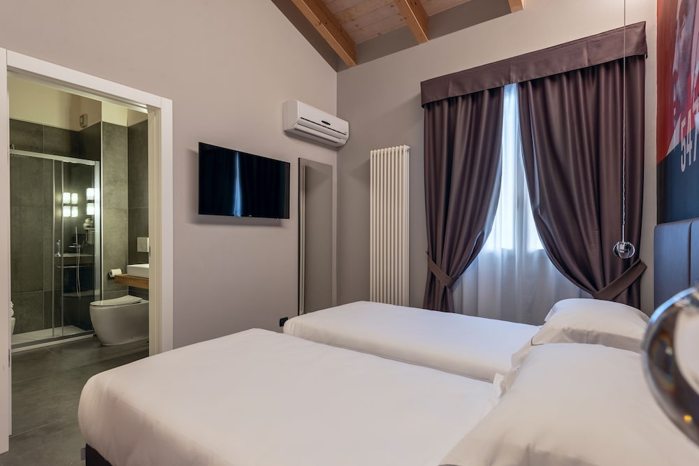 DELUXE, DOUBLE BED