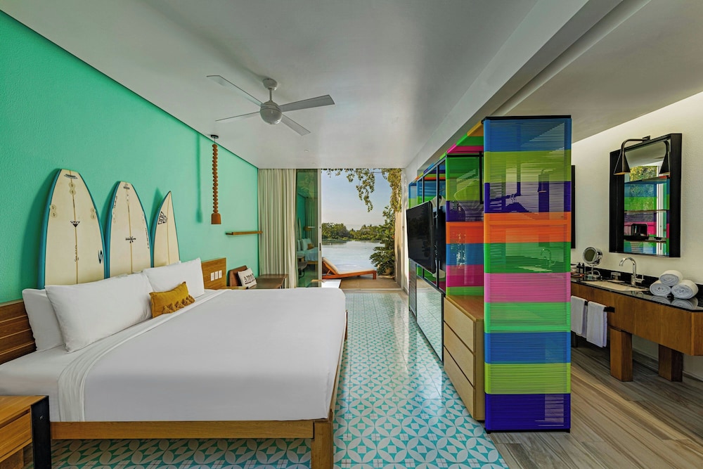 Deluxe, King Bed, Lake View, Plunge Pool
