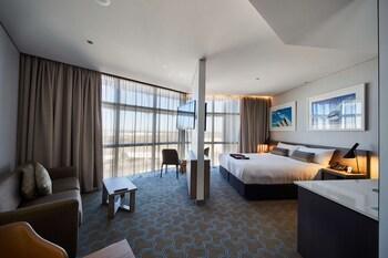DELUXE, SUITE, KING BED, CITY VIEW