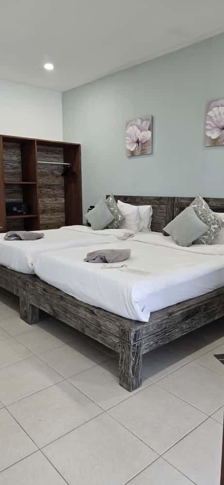 LUXURY, DOUBLE OR TWIN BED