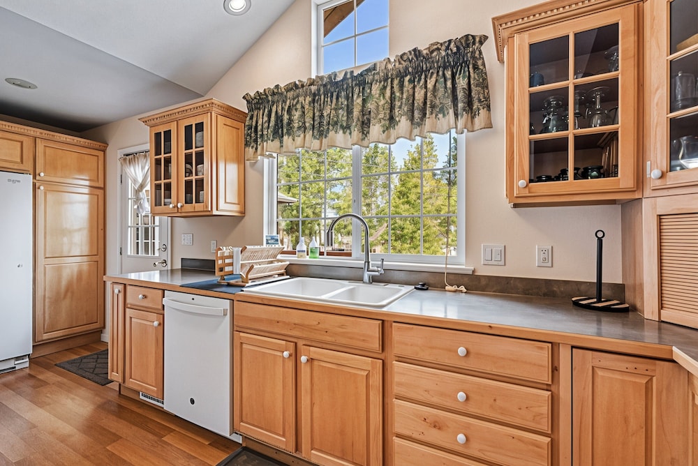 Star of the Mountain - The Star of Your Vacation by Yosemite Region Resorts 2/35