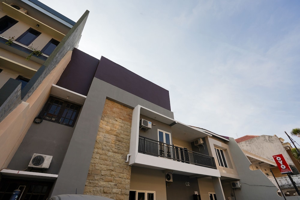Hotel O Siwalankerto Near City Of Tomorrow Mall Formerly Padang Pasir C-12 Residence in SURABAYA