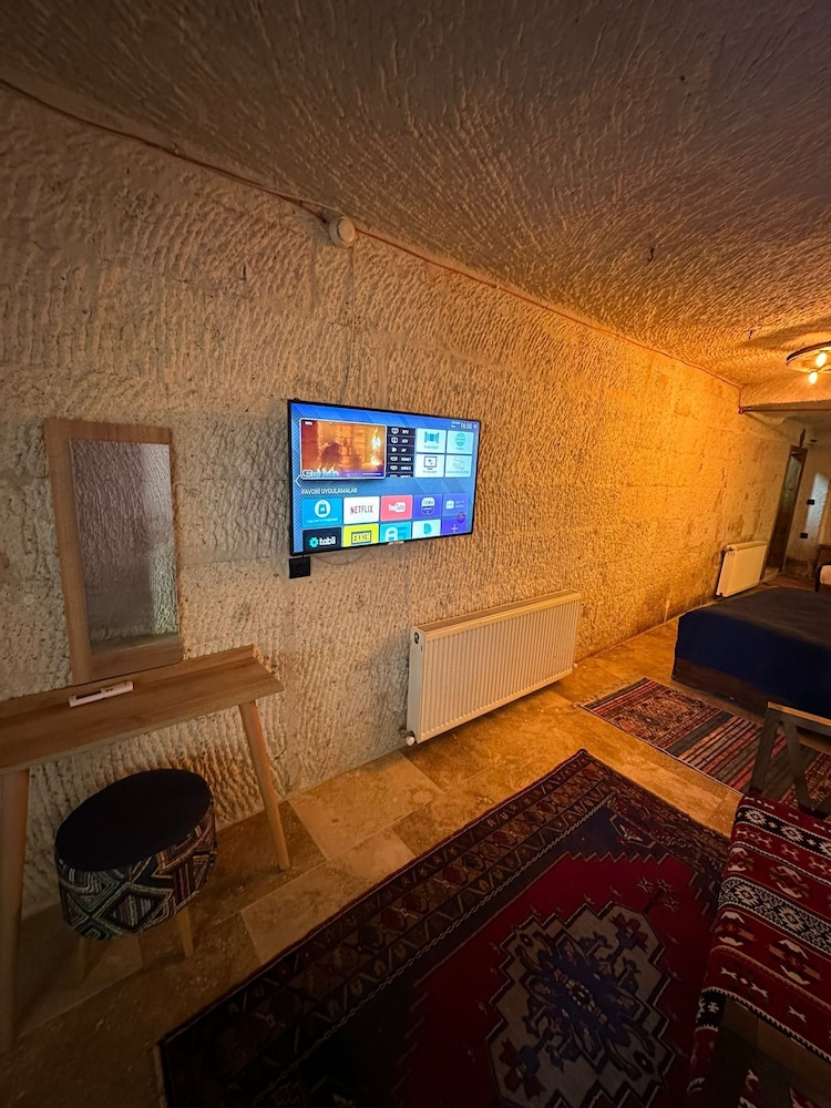 Mysterious Cave Suites 26/50