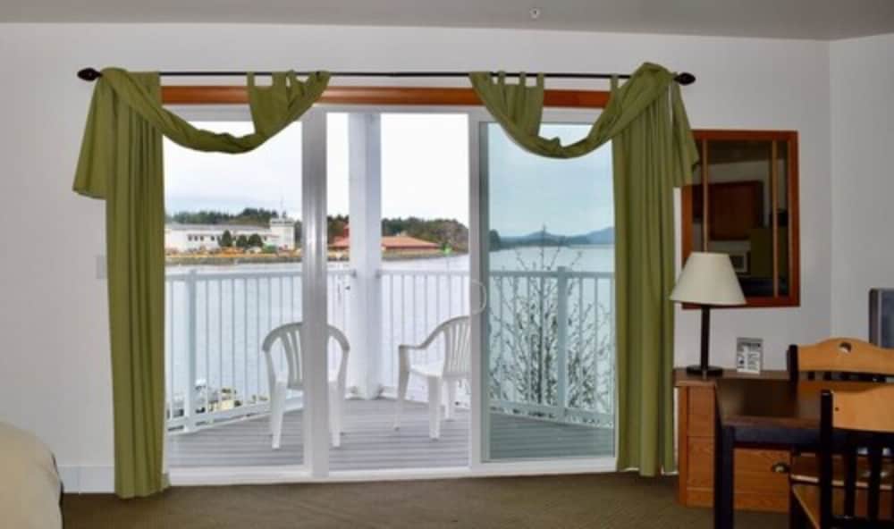Longliner Lodge and Suites 25/41