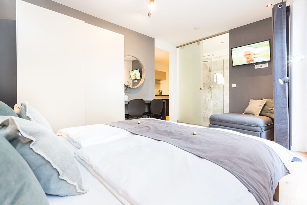 Room 4 Apartments 18/50