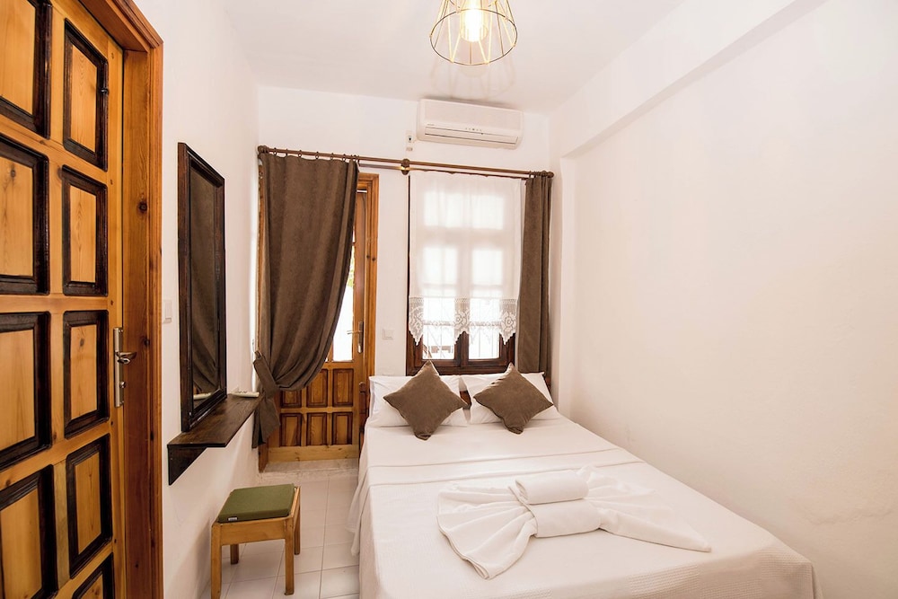 ROOM, DOUBLE BED