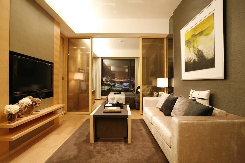 Estay Residence Poly World Trading Center 48/64