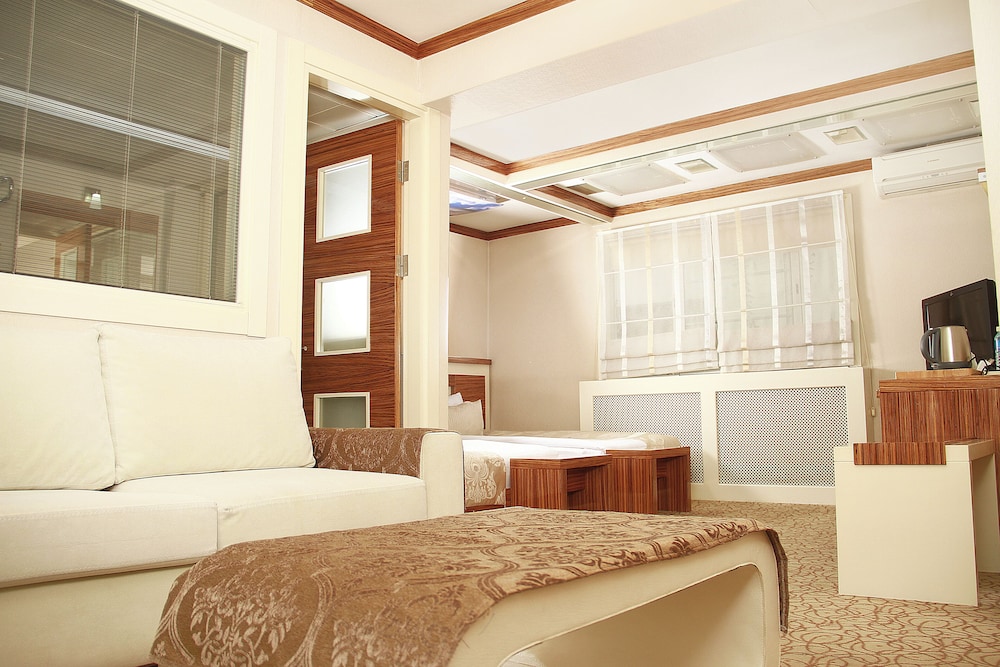 EXECUTIVE, DOUBLE OR TWIN BED