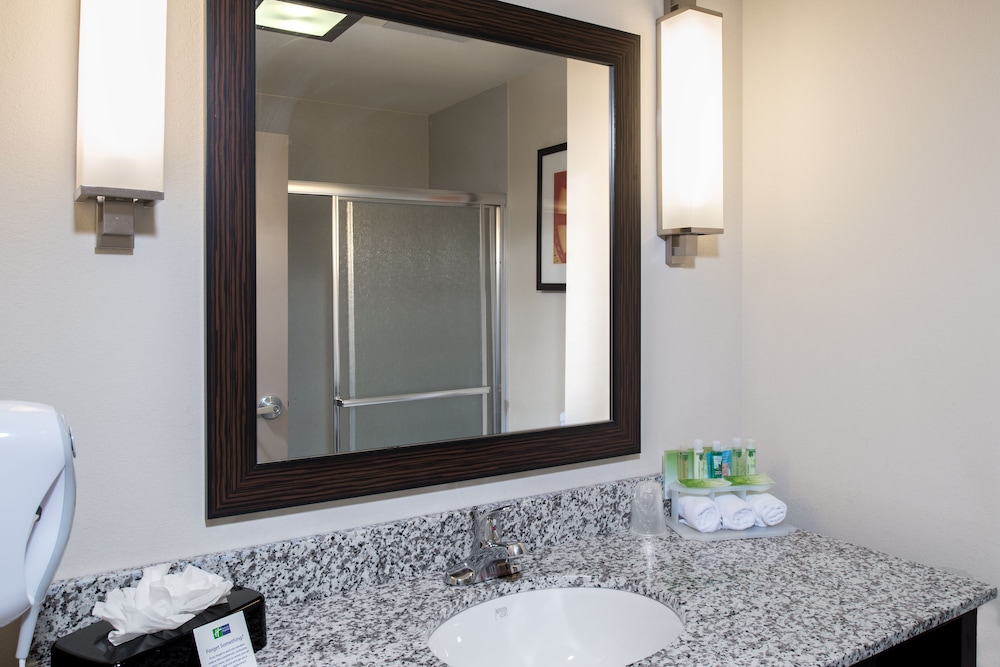 Holiday Inn Express & Suites Wichita Northwest Maize K-96 21/43