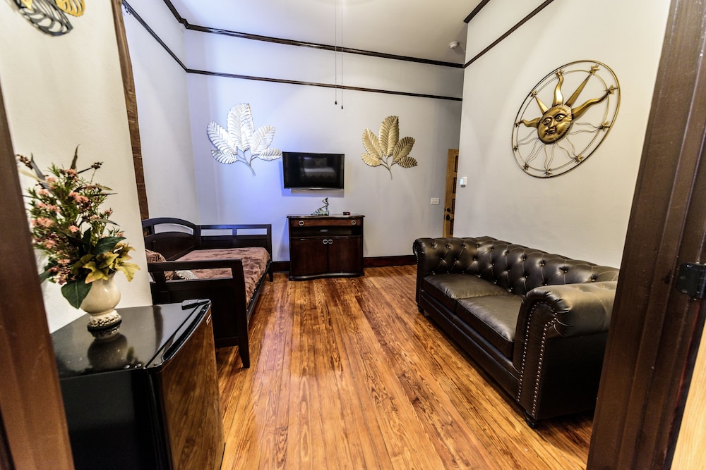 Hotel Defuniak 24/36
