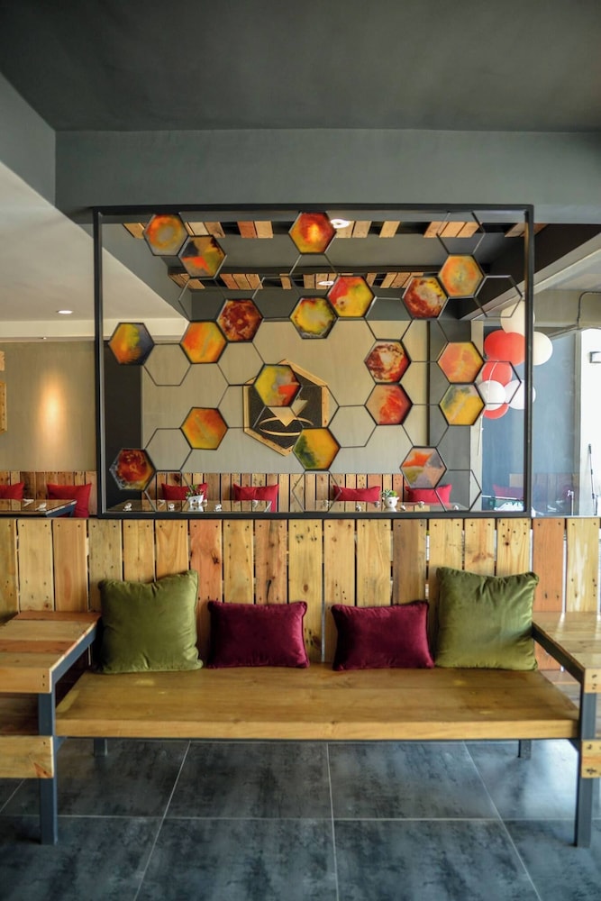 Bhive Hotel 7/42