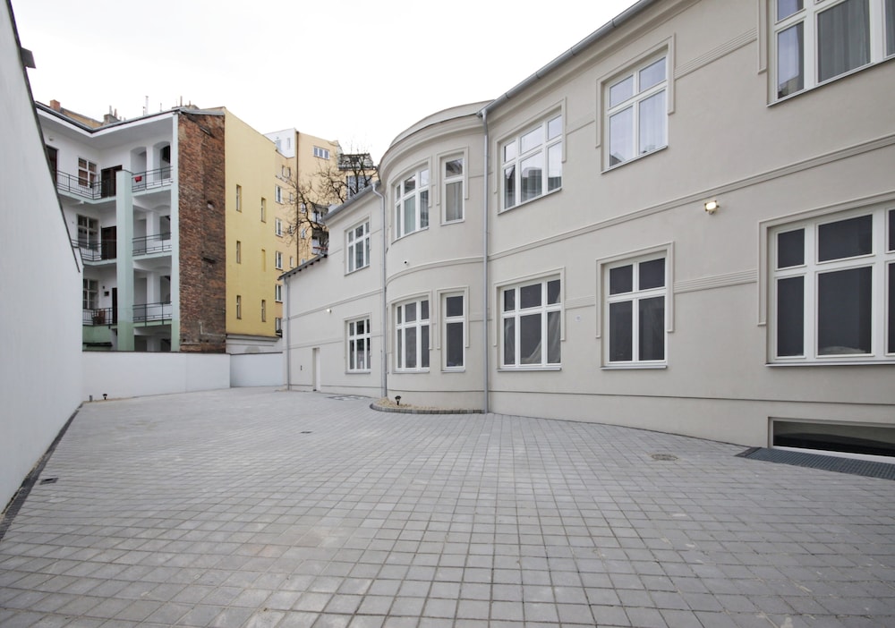 Elizabeth Suites 35/50