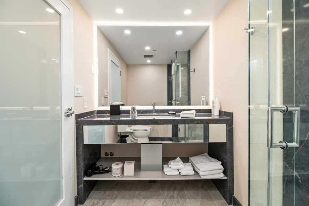 2 Bedrooms, Suite, 1 King and 2 Queen Beds, Falls View، Embassy Suites By Hilton Niagara Falls Fallsview 5/5