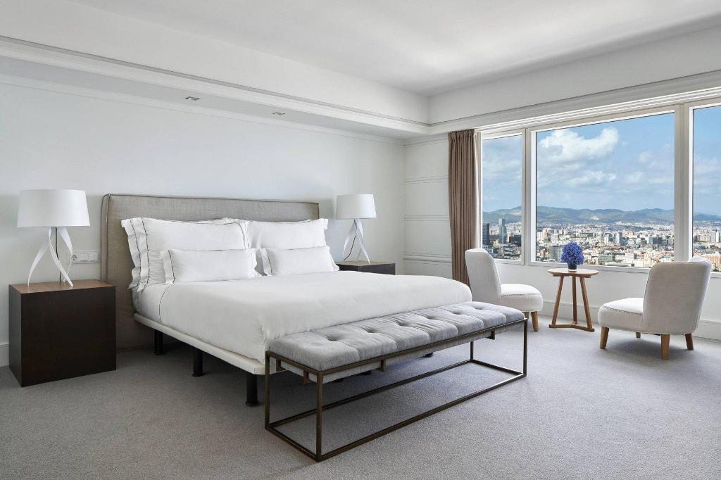 1 Bedroom, Art, Suite, 2 King Beds, Large, Club Floor