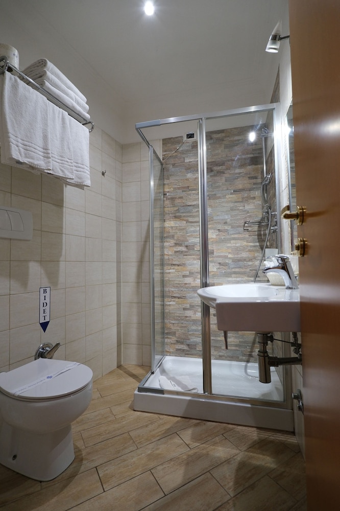 Hotel Lirico Roma 58/63