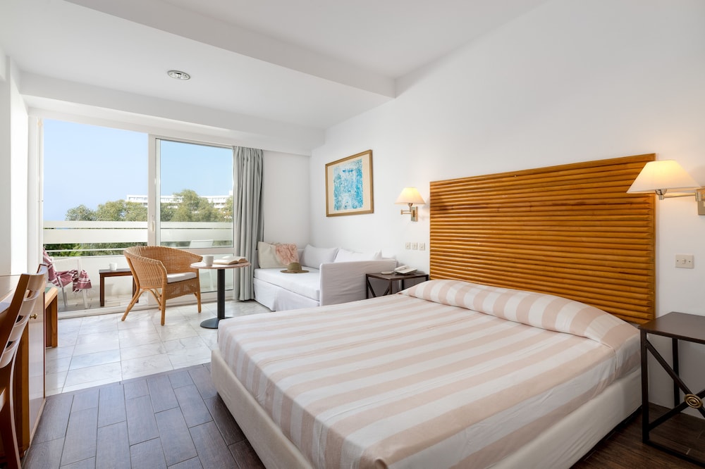 ROOM, TRIPLE, PARTIAL SEA VIEW