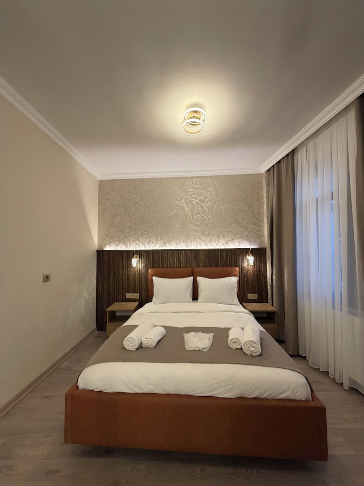 DELUXE, DOUBLE BED