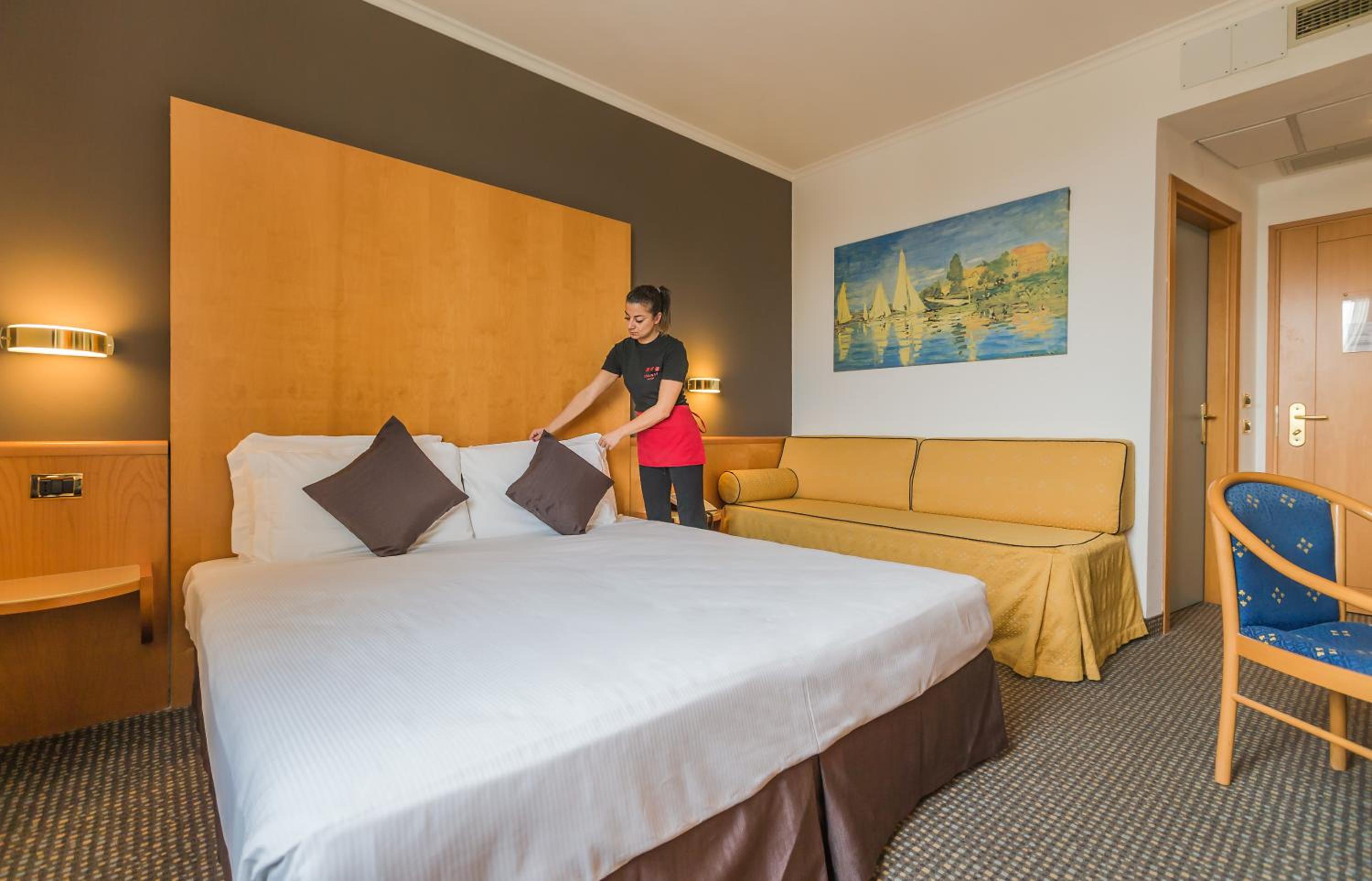 Junior Suite, 1 King and 1 Single Beds, Unaway Hotel Occhiobello 2/3