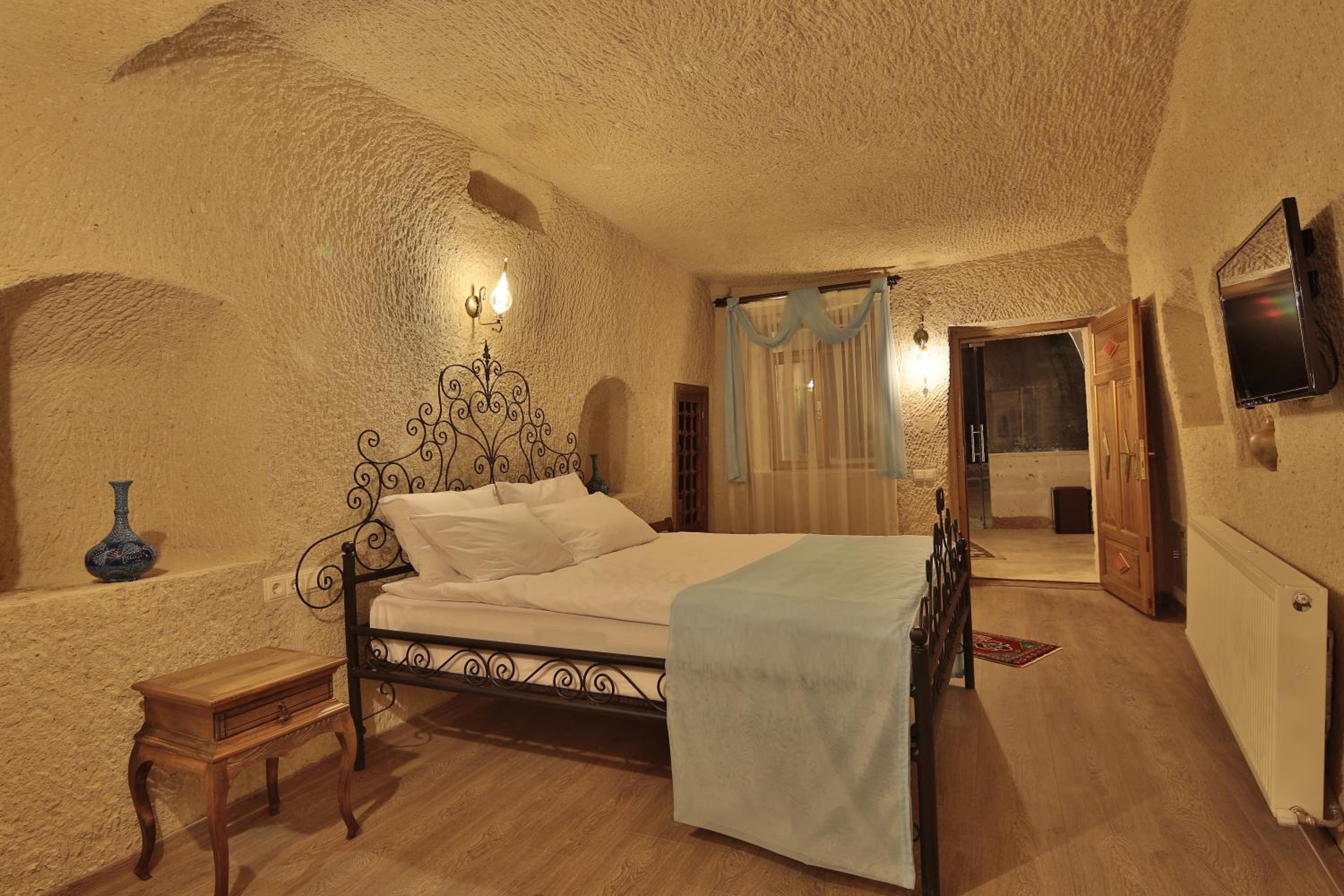 Cave, Deluxe, Suite