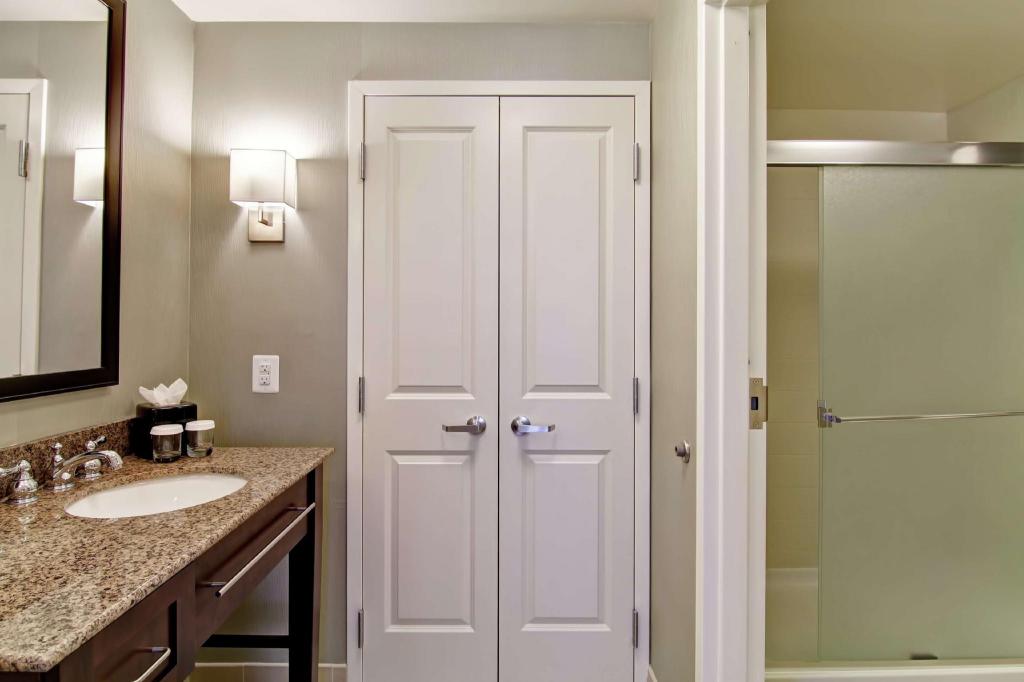 2 Bedrooms, Suite, King Bed, 1 King or 2 Queen Beds, 2 Queen Beds, Sofa, Accessible