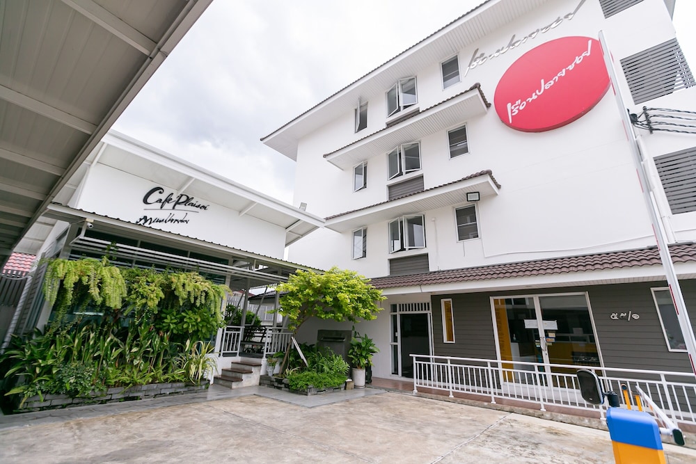 Ruan Plaisoi Apartment in BANGKOK