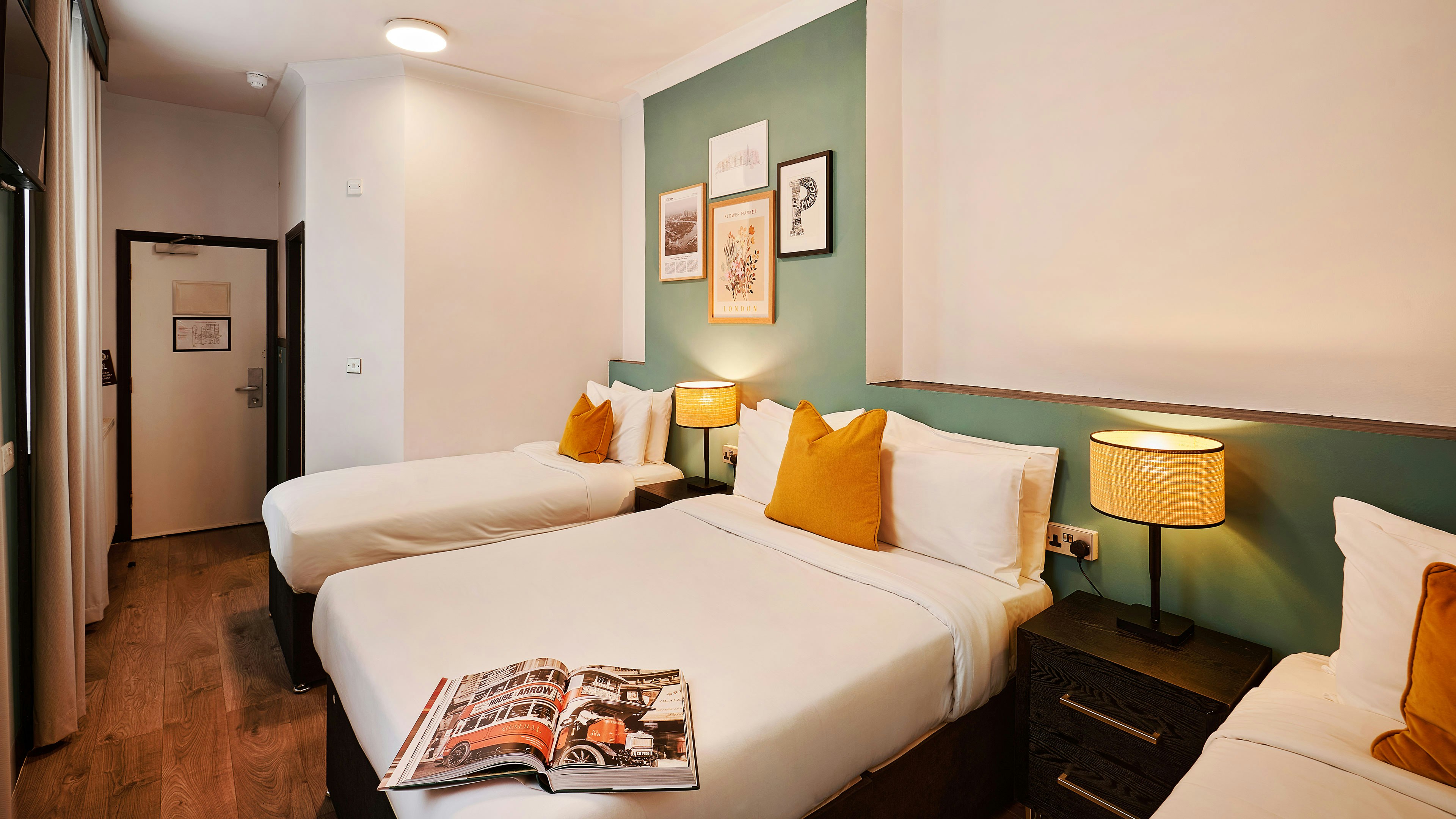 Huttons Hotel, Victoria London 33/63